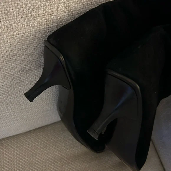 Gucci suede boots. Great condition. Black, size 7 B - Picture 4 of 4